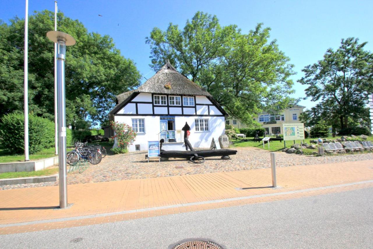 Zentrale Fewo Mit Balkon, Gratis Nutzung Vom Ahoi Erlebnisbad Und Sauna In Sellin - Villa Buskam Fewo 27 奥斯特巴德·哥伦 外观 照片