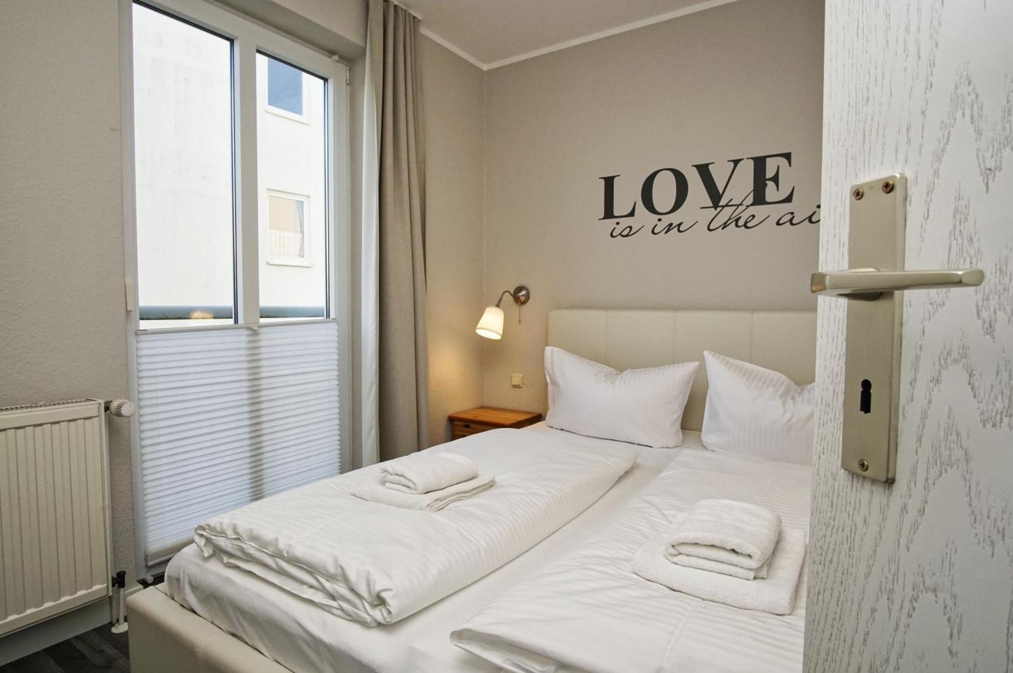 Zentrale Fewo Mit Balkon, Gratis Nutzung Vom Ahoi Erlebnisbad Und Sauna In Sellin - Villa Buskam Fewo 27 奥斯特巴德·哥伦 外观 照片